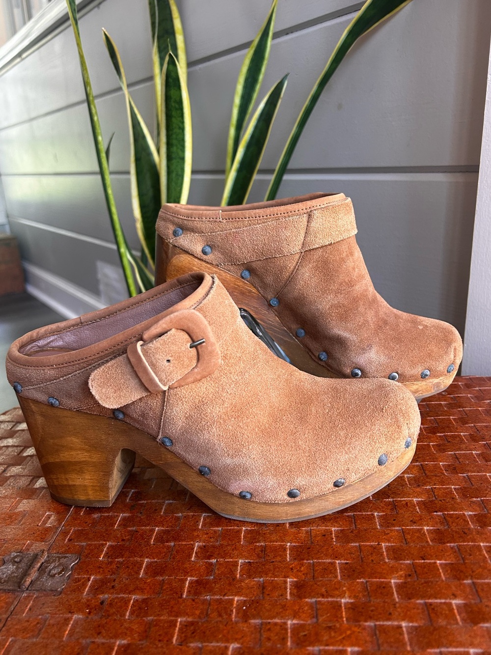 Matisse Stevie Clogs Size 9M Tan Suede Wood Heel Studded Buckle Boho Platform